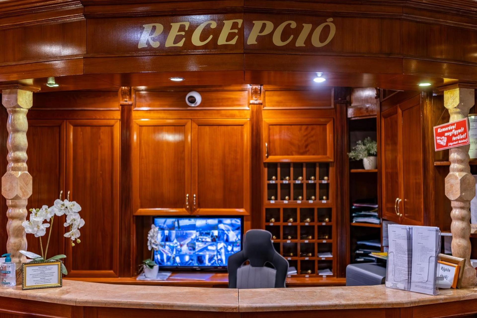 Hotel Barbakan Πετς Εξωτερικό φωτογραφία