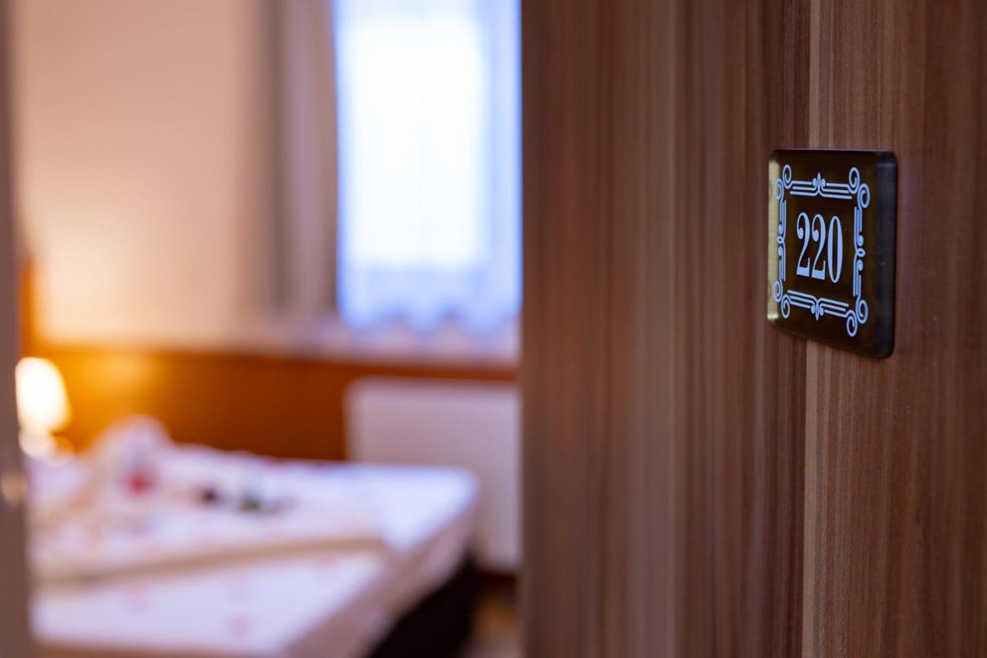Hotel Barbakan Πετς Εξωτερικό φωτογραφία